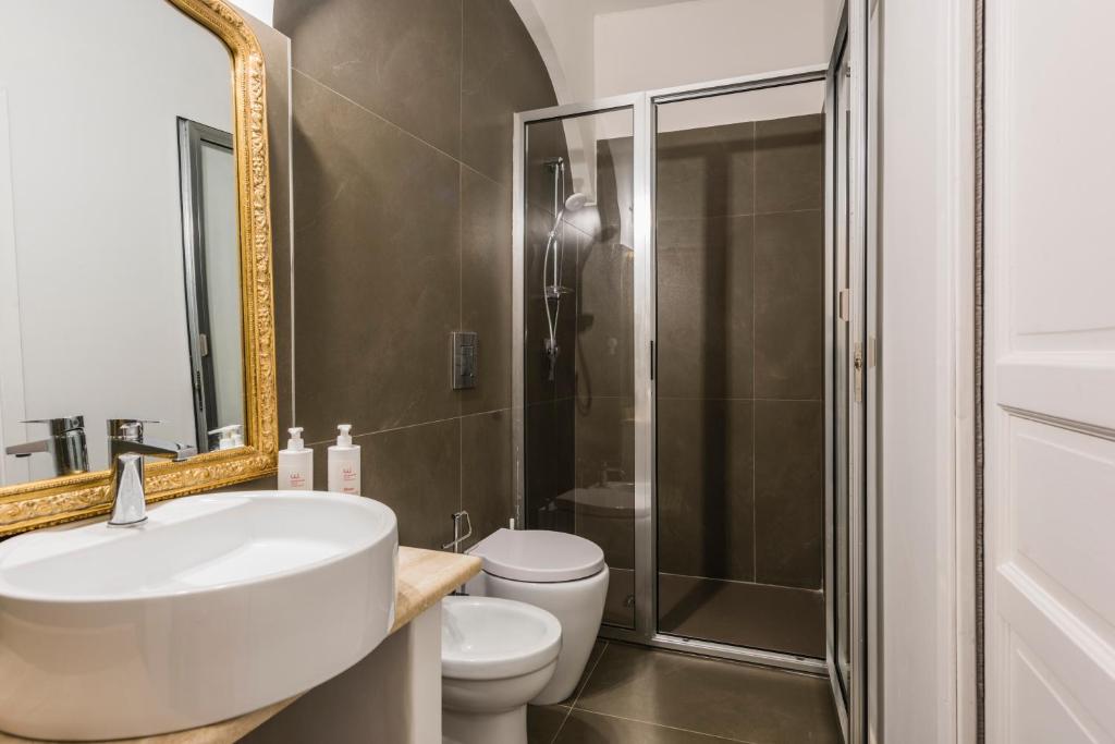 Bagno con doccia e specchio dorato