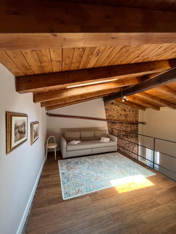 Il soppalco con divano letto e tetto in legno